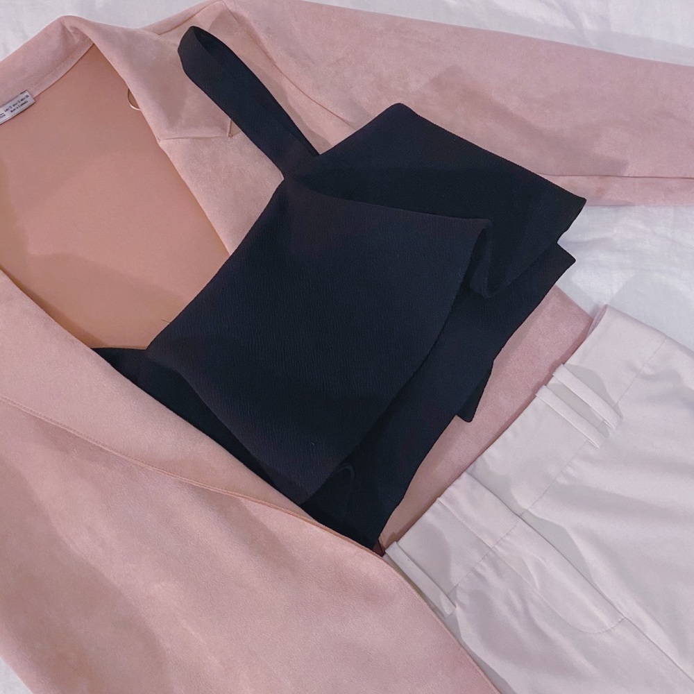 Structured Black Statement Ruffle Crop Top - Picture 5 of 7